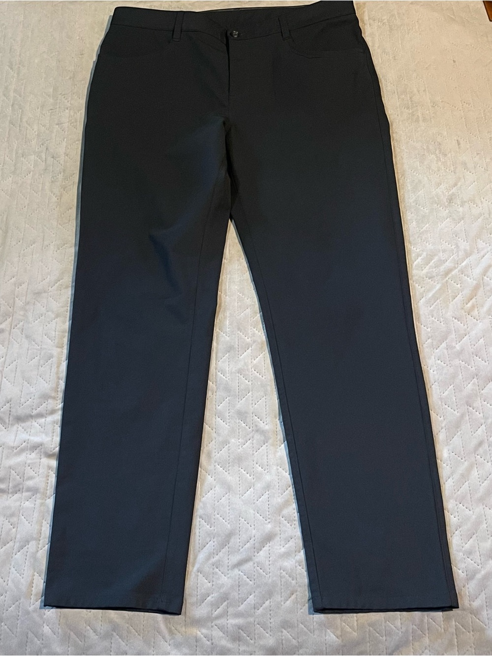 Vuori Meta pant mens 33x30 NWOT black size tag has been cut also
